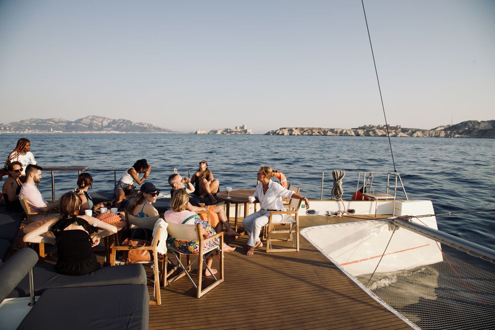 Groupe installé sur le pont d'un bateau au soleil couchant