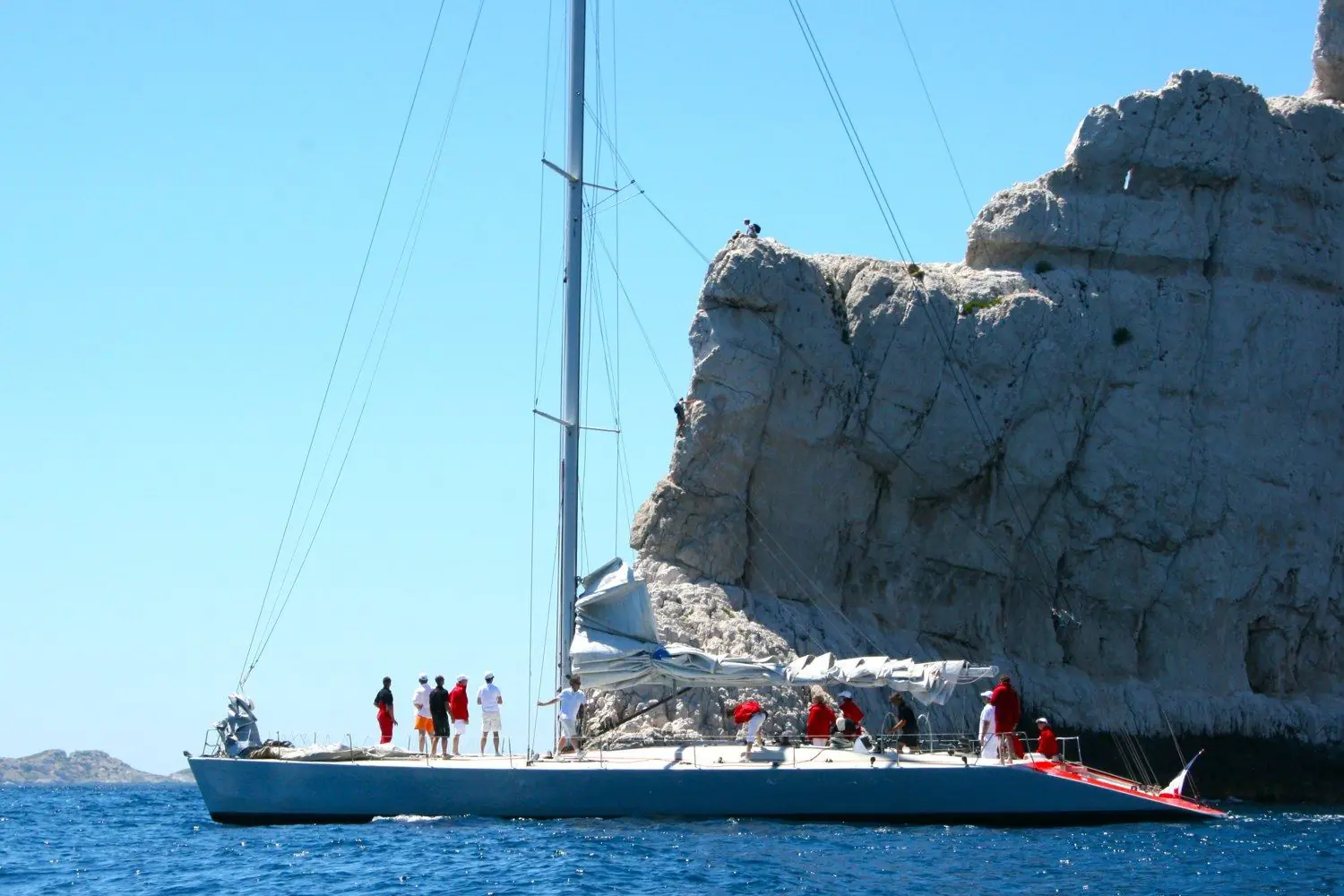 Voilier naviguant au pied des falaises blanches