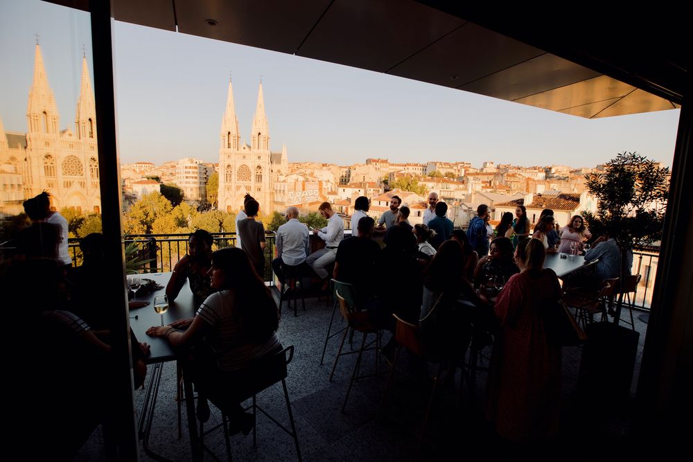 Terrasse pleine face aux Réformés et aux toits de Marseille, en fin de journée
