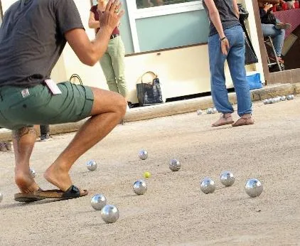 Une partie de pétanque sur un terrain au cœur du quartier