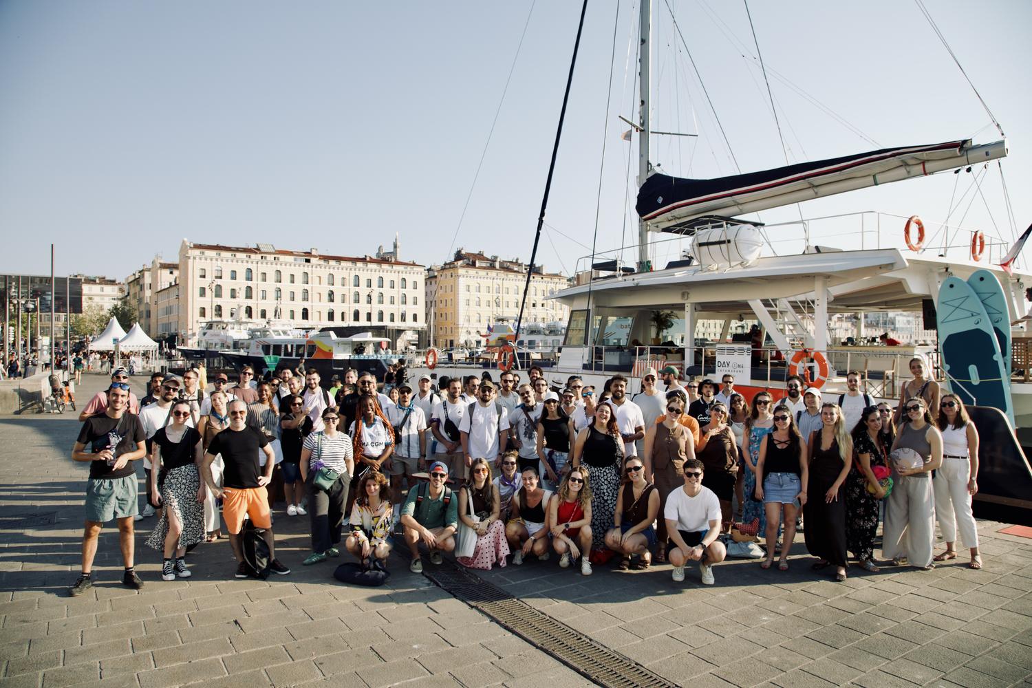 Participants d'une convention réunis sur le quai du Vieux-Port, devant un catamaran