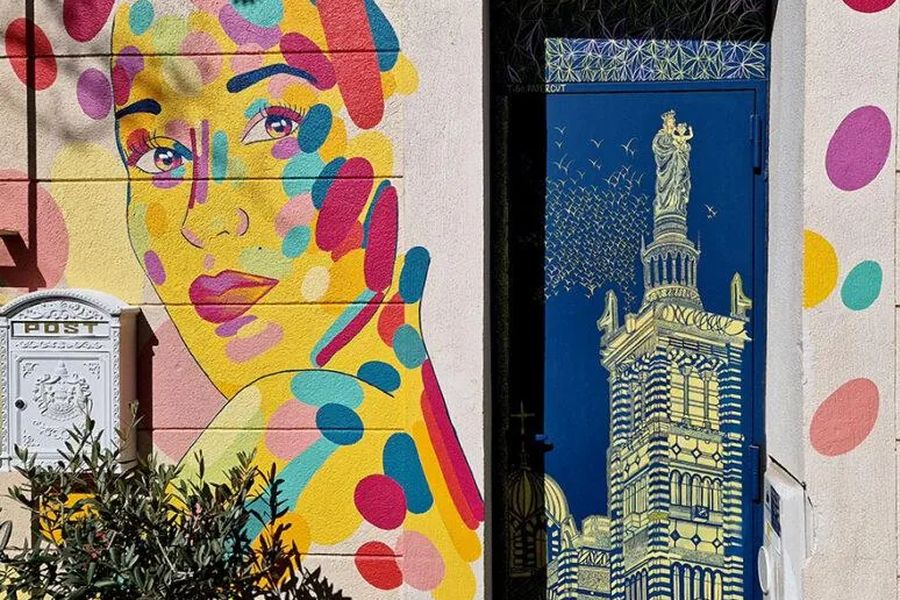 Façade peinte et porte décorée dans une ruelle du Panier