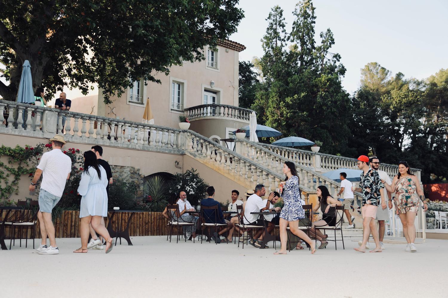 Participants d'un kick-off sur la terrasse d'une bastide face au jardin, en fin de journée