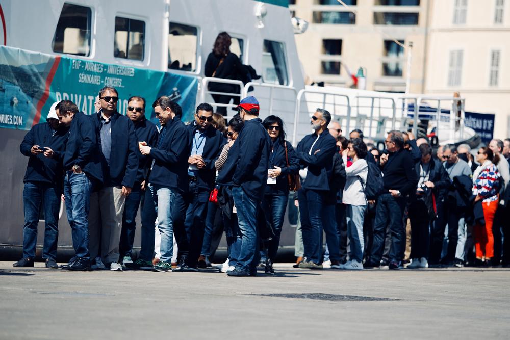 Équipe d'entreprise réunie sur le quai avant une activité en mer