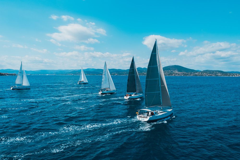 Voiliers sous voiles dans la rade, vus du ciel