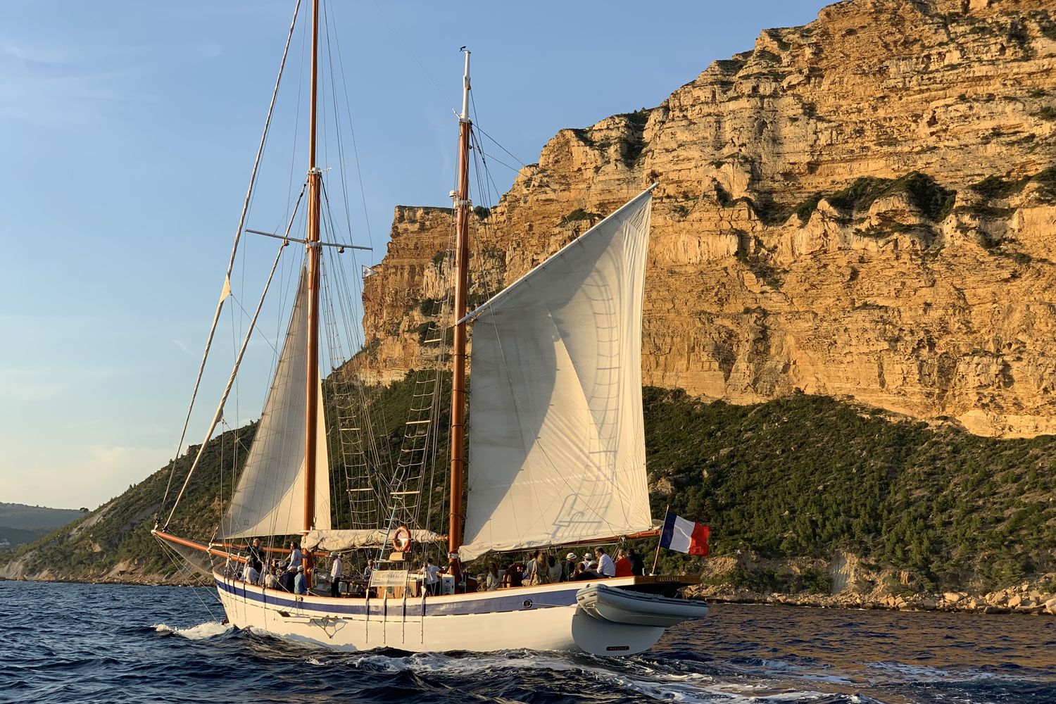 Vieux gréement sous voiles au pied des falaises du cap Canaille