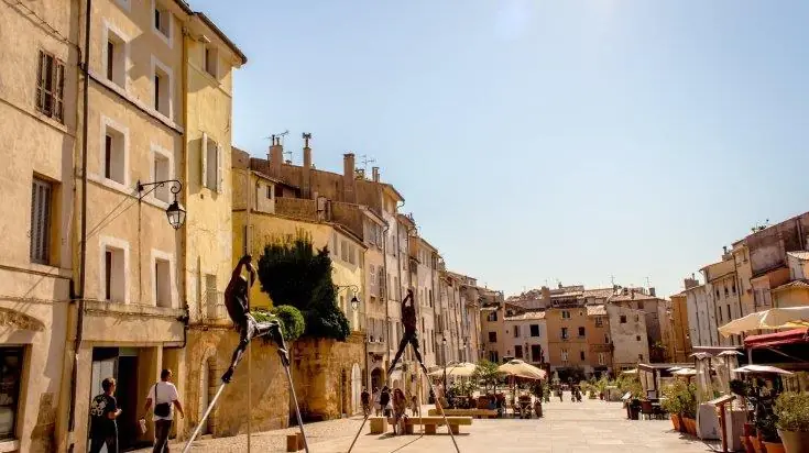 Une place d'Aix-en-Provence bordée de façades anciennes et de terrasses