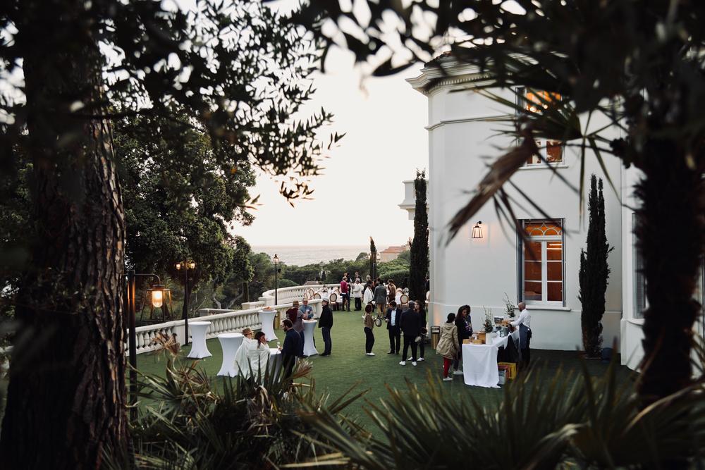 Jardin d'une villa face à la mer au crépuscule, cadre d'un comité de direction