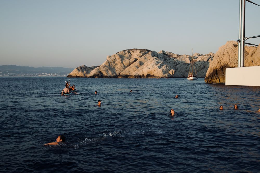 Baignade au pied des îles, face aux rochers blancs