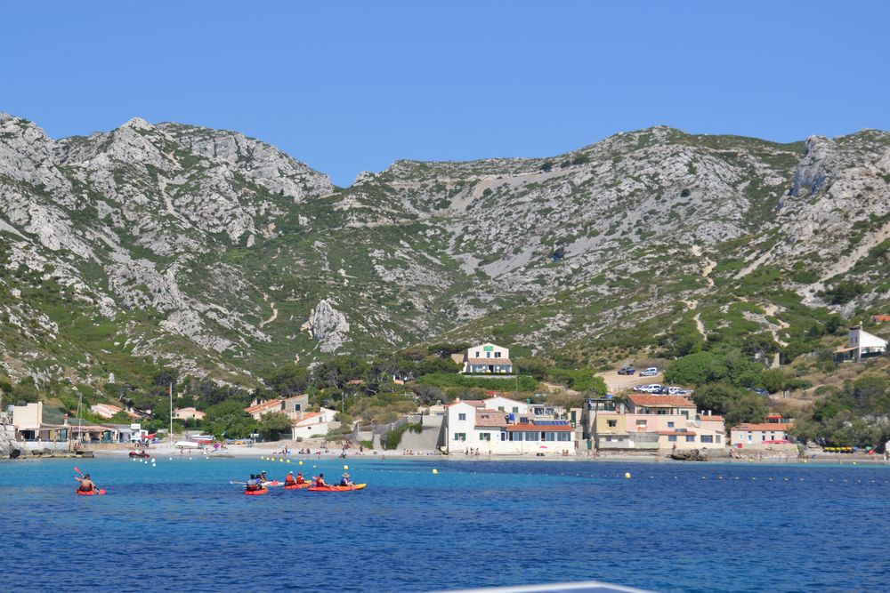 Falaises des Calanques au-dessus d'une crique