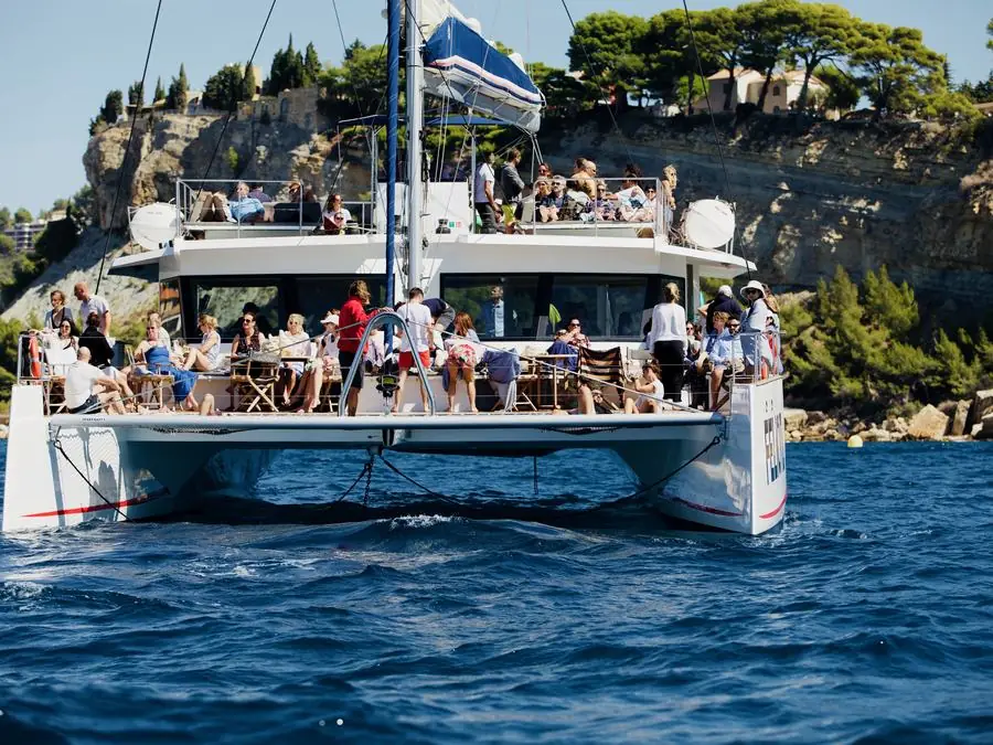 Soirée d'entreprise à bord d'un maxi catamaran à Marseille