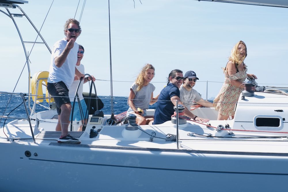 Équipage à bord d'un voilier pendant une régate