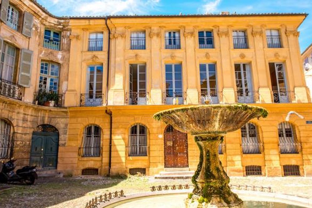 La place de l'hôtel de ville et sa fontaine
