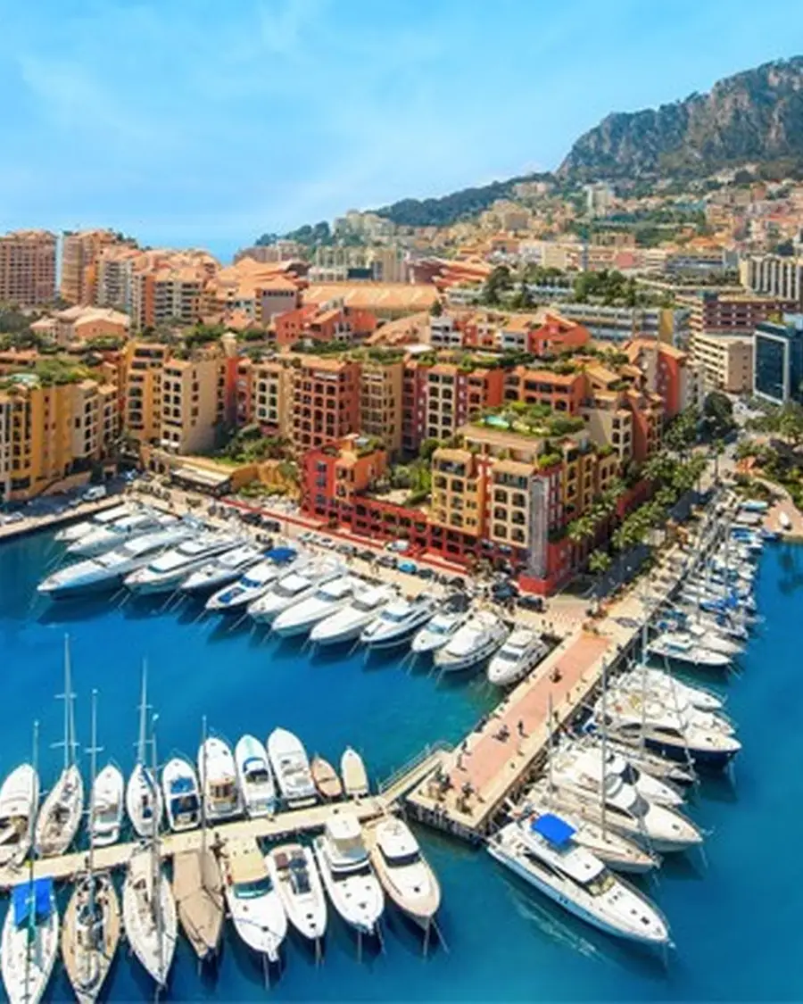 Le port de Fontvieille et ses bateaux au pied des immeubles de Monaco
