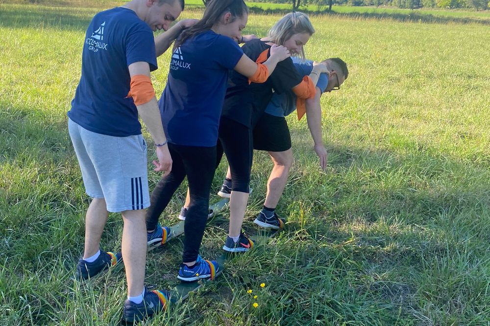 Équipiers avançant ensemble dans un pré, pendant une épreuve