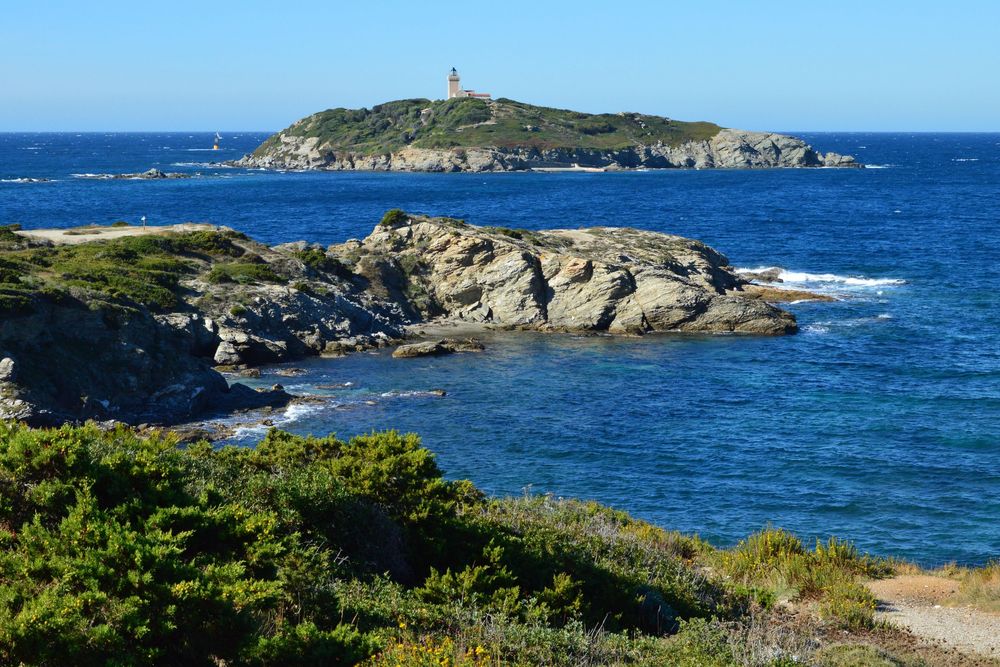 Île et phare au large, vus depuis le sentier du littoral