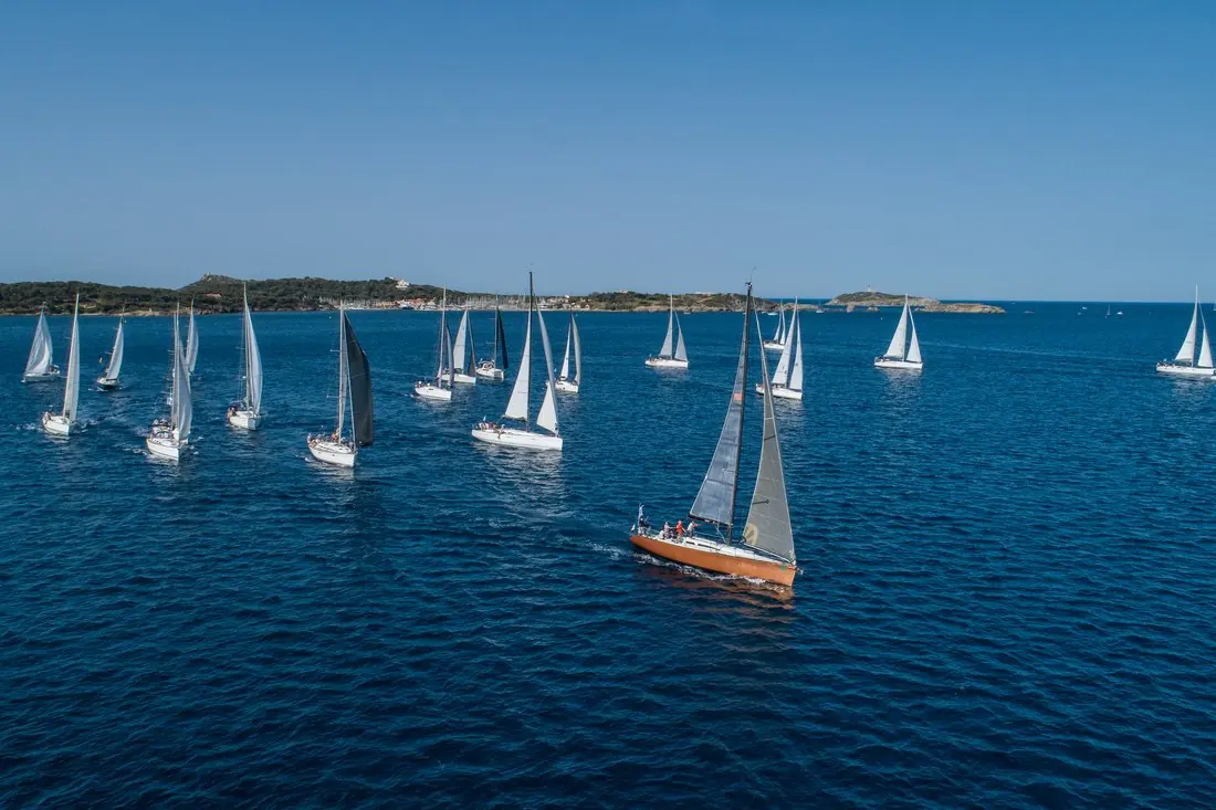 La flotte d'une régate d'entreprise longeant la côte varoise