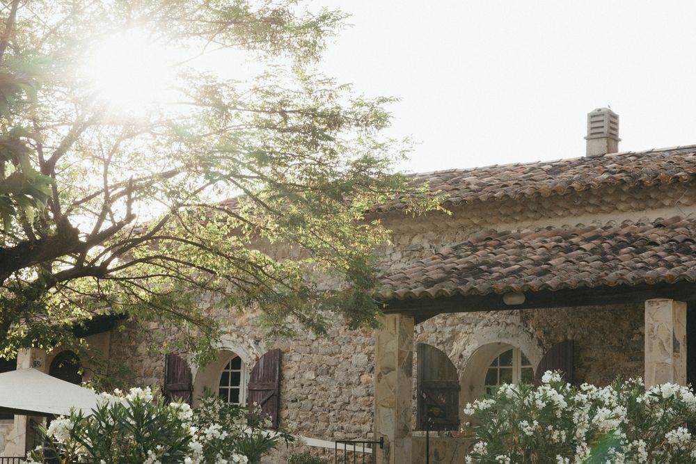 Bastide provençale en pierre au soleil couchant, lieu d'un séminaire