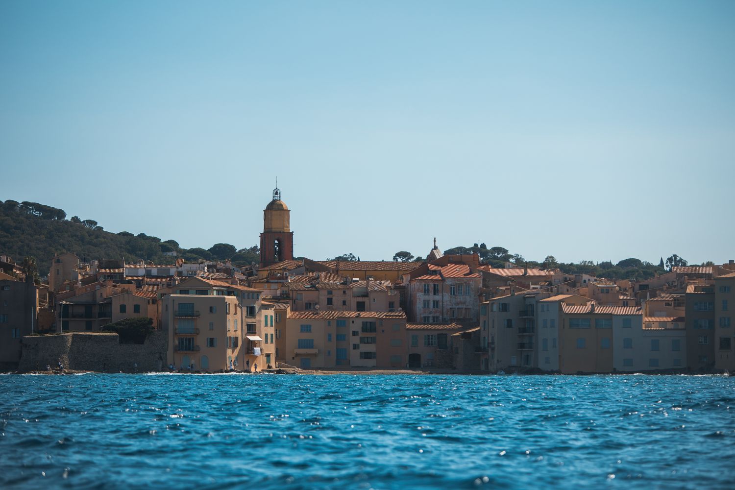 Le village de Saint-Tropez et son clocher