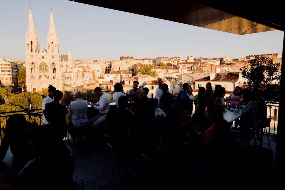 Toit-terrasse de Marseille face aux Réformés, au soleil couchant