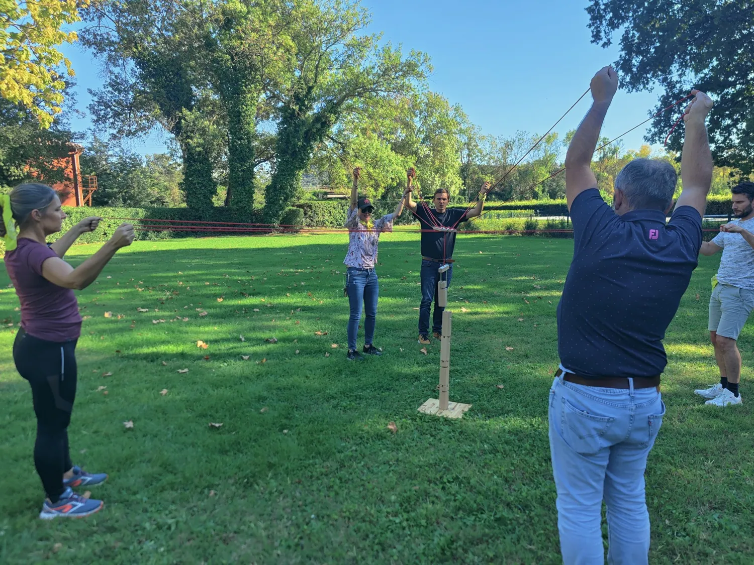 Le groupe rassemblé autour d'une épreuve collective, sur l'herbe