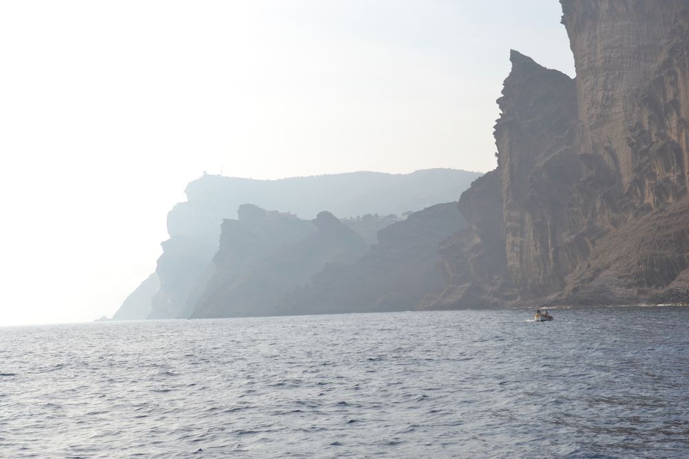Falaise dans la brume, au-dessus de la mer