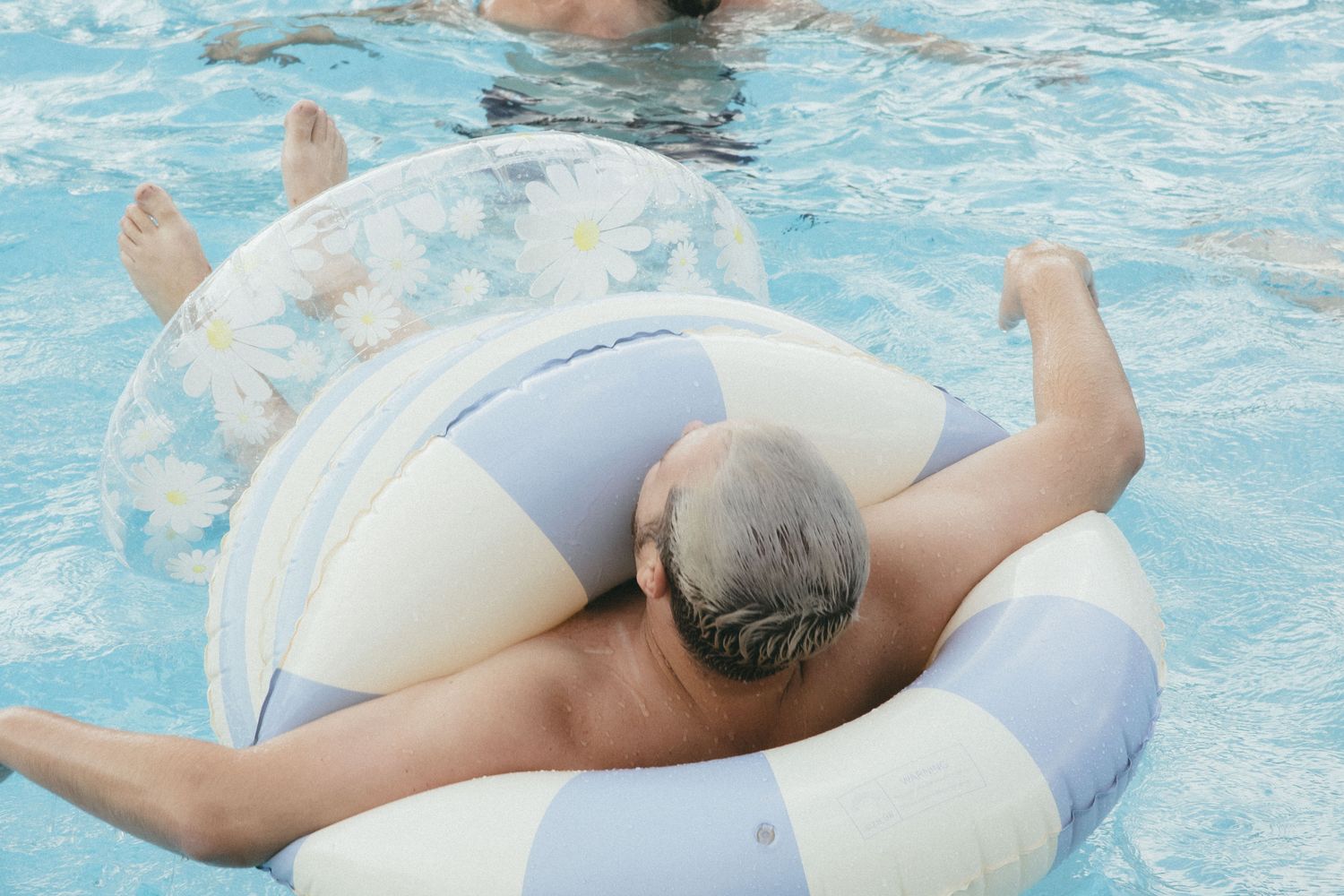 Pause dans la piscine d'un domaine, entre deux séances de travail