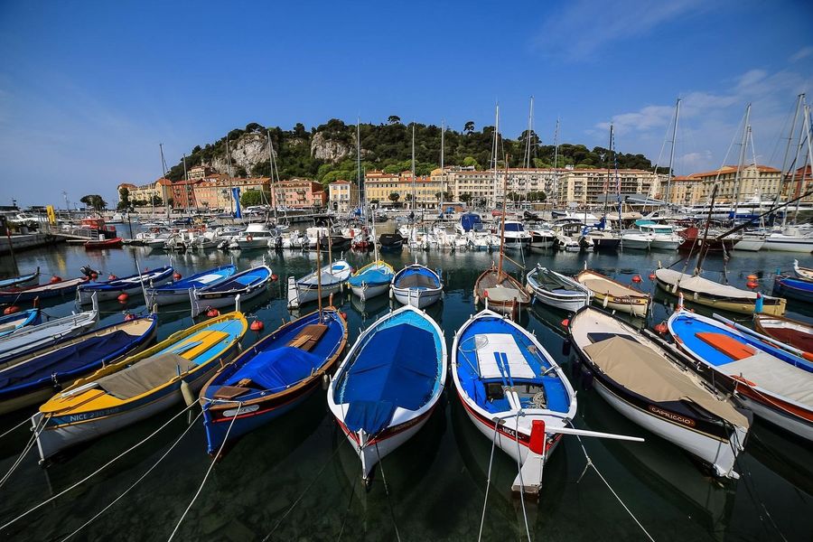 Pointus colorés amarrés dans le port de Nice