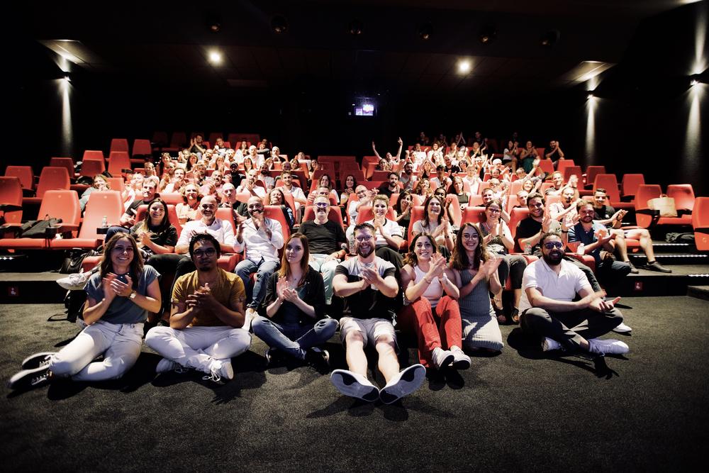Salle pleine pendant la plénière d'une convention d'entreprise