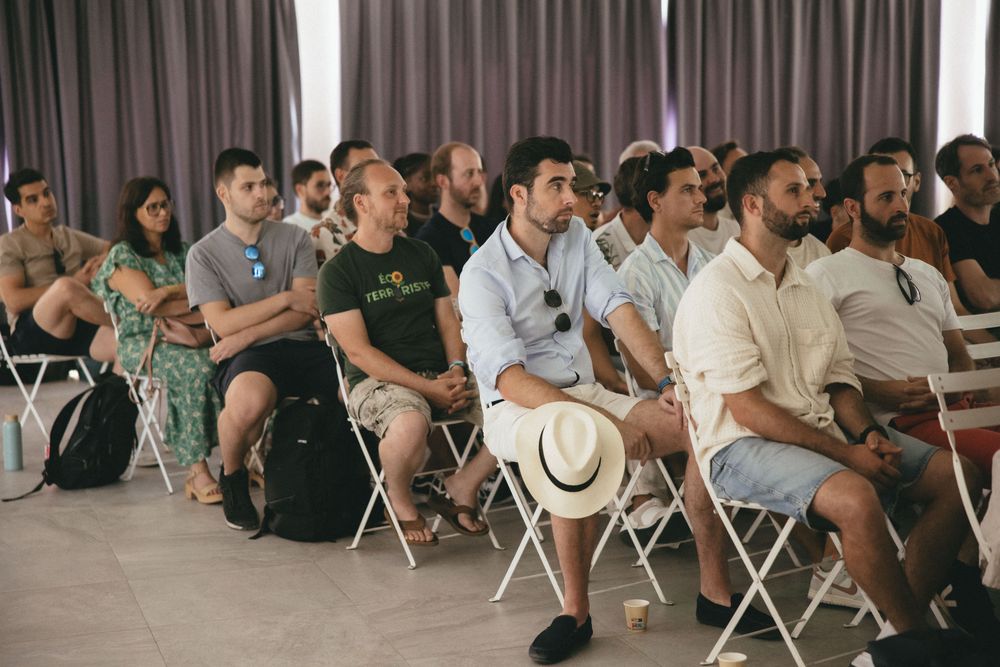 Participants assis en rangs dans une salle, pendant le lancement d'un atelier