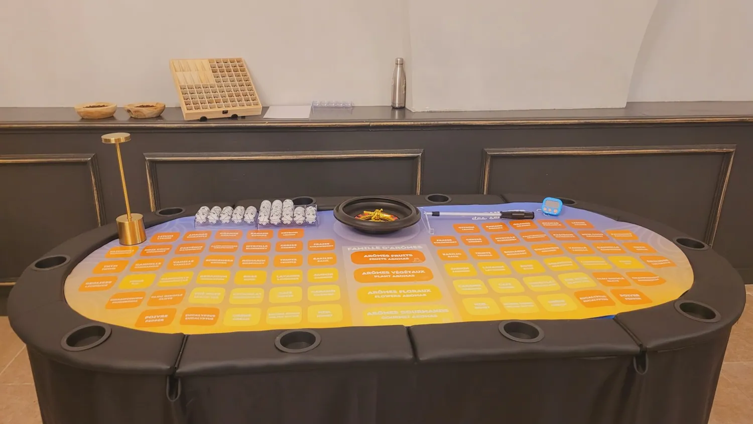Table de jeu lumineuse installée et prête, avant l'arrivée des invités