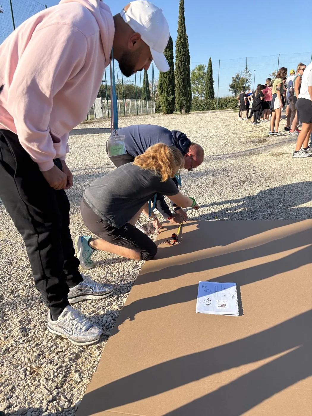 Plan et gabarit posés au sol au démarrage de la construction