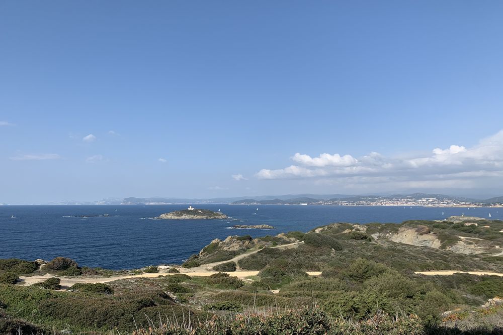 Côte rocheuse et îlot au large des Embiez