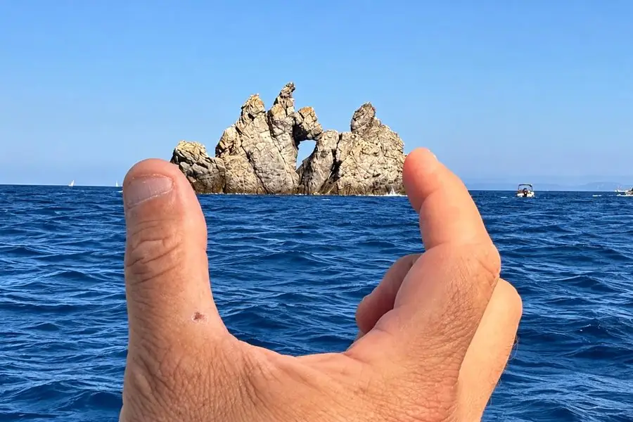 Le rocher des Mèdes cadré entre deux doigts, une épreuve du rallye photo