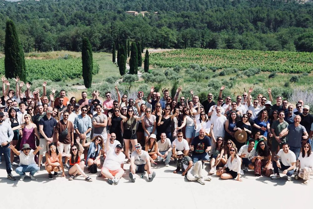 Toute l'entreprise réunie pour la photo, devant les vignes et les cyprès