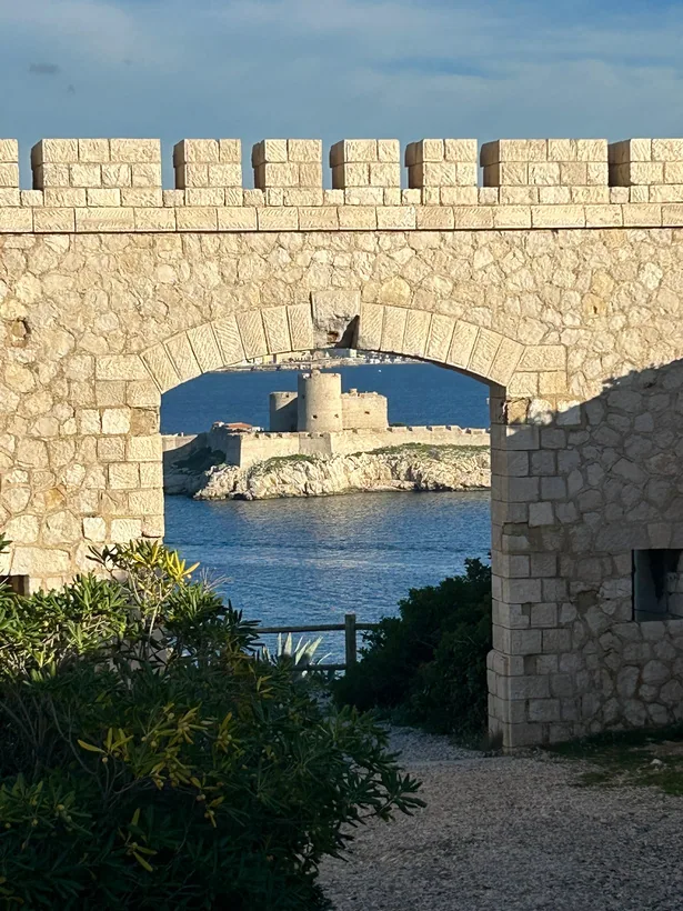 Une arche de fort ouverte sur la rade et sa tour