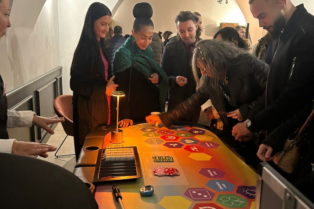 Invités penchés sur une table de jeu du casino, pendant la soirée