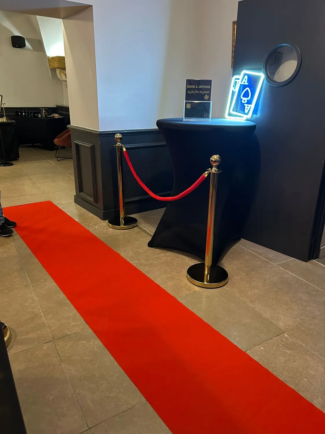 Tapis rouge et borne photo à l'entrée de la soirée