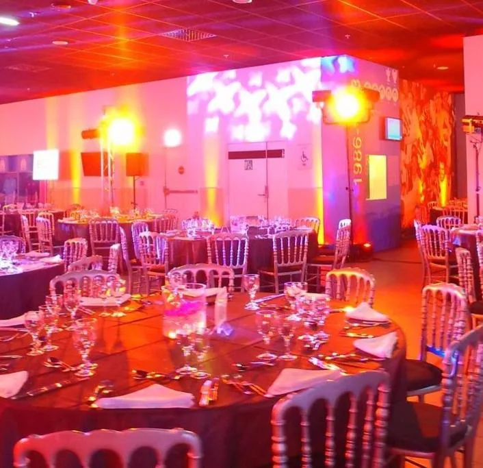 Une salle de dîner dressée et éclairée en couleurs