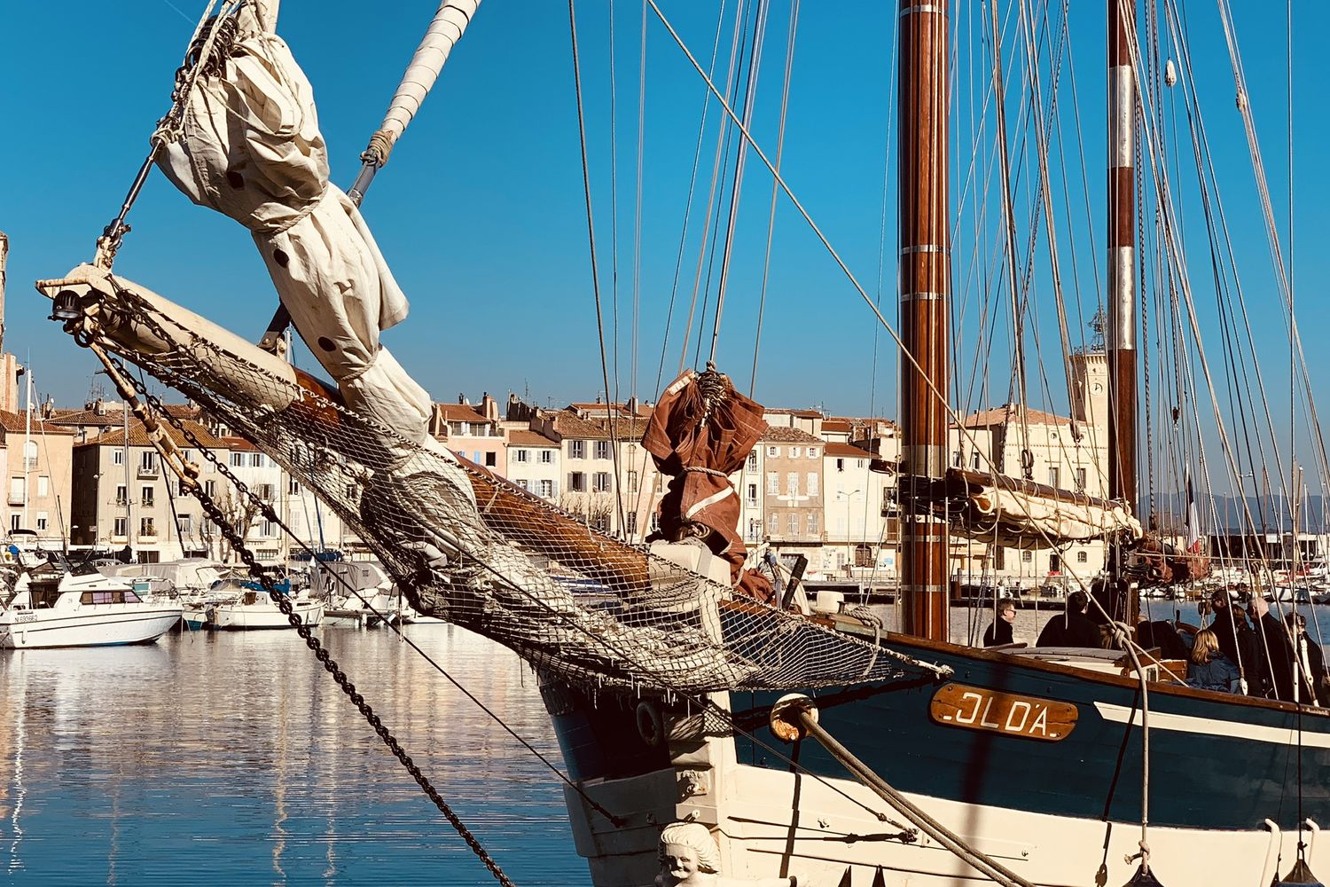 Vieux gréement amarré dans le vieux port de La Ciotat, devant les façades et la tour de l'horloge
