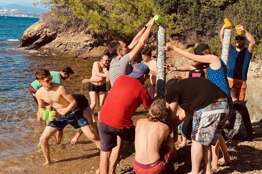 Équipes au bord de l'eau pendant une chasse au trésor