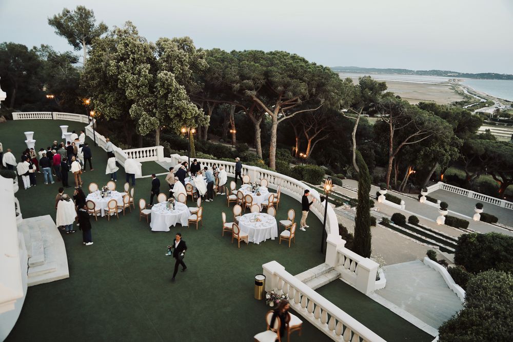 Terrasse dressée pour une soirée, au milieu des pins
