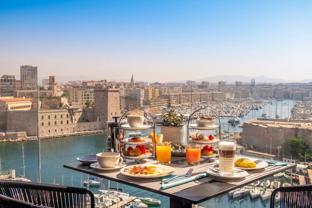 Petit-déjeuner servi en terrasse, face au Vieux-Port de Marseille