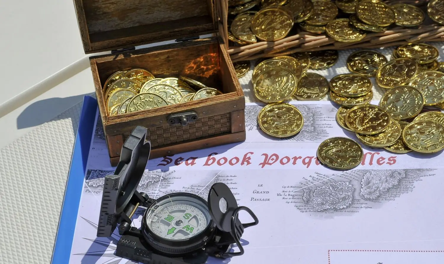 Carnet de bord, boussole et coffre d'une épreuve de rallye nautique