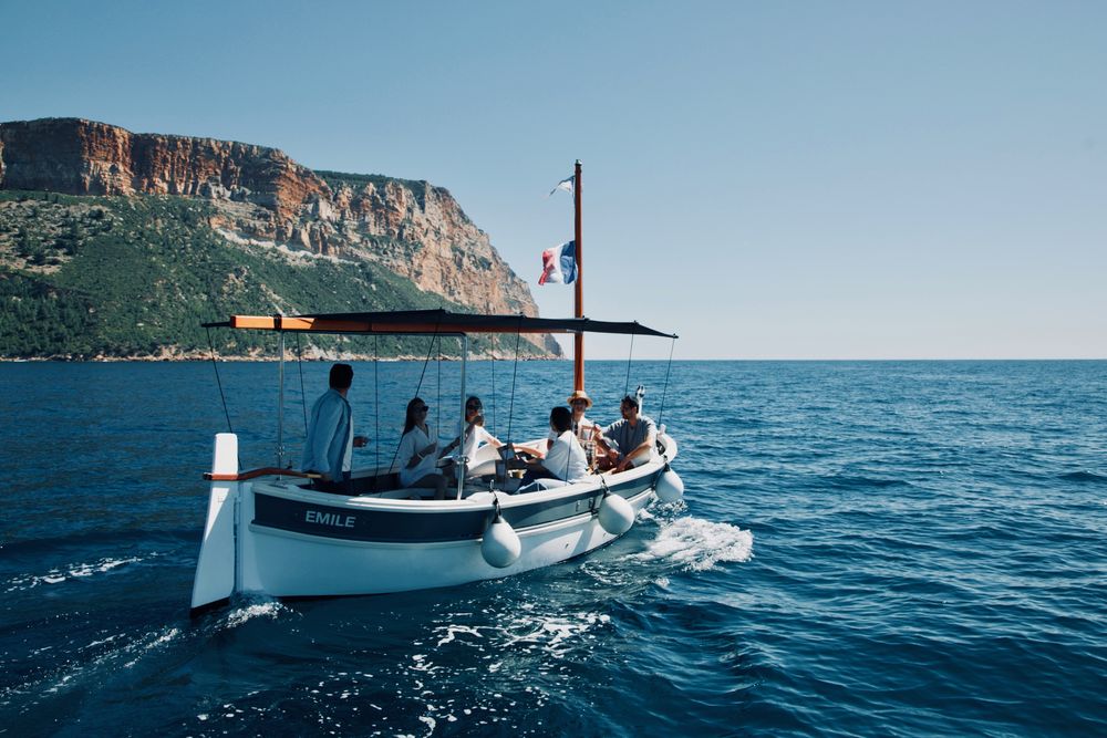 Pointu provençal naviguant au pied du cap Canaille