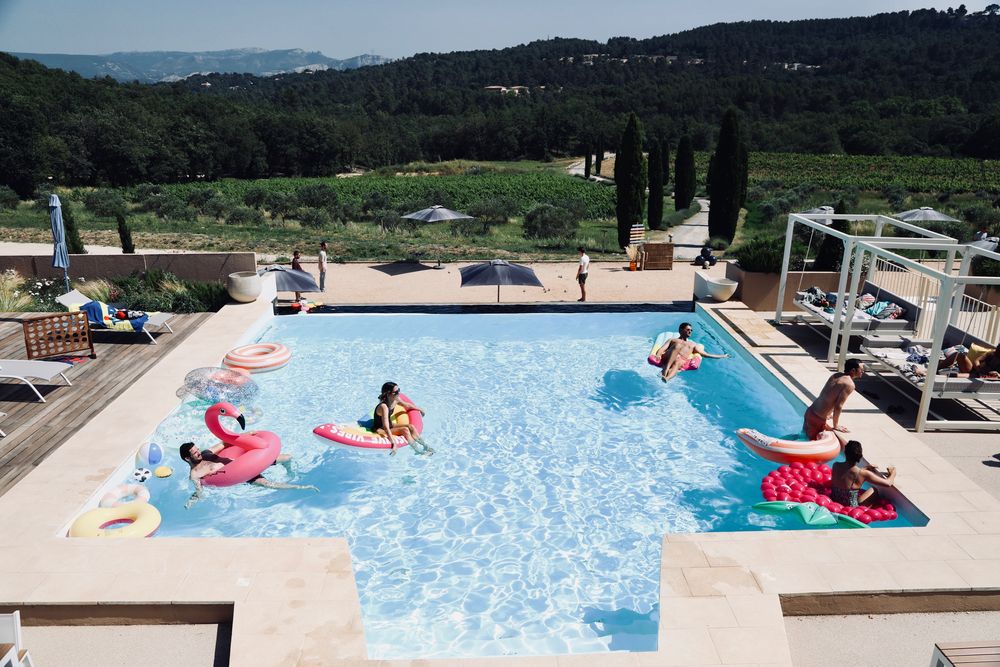 Piscine d'un domaine au milieu des vignes