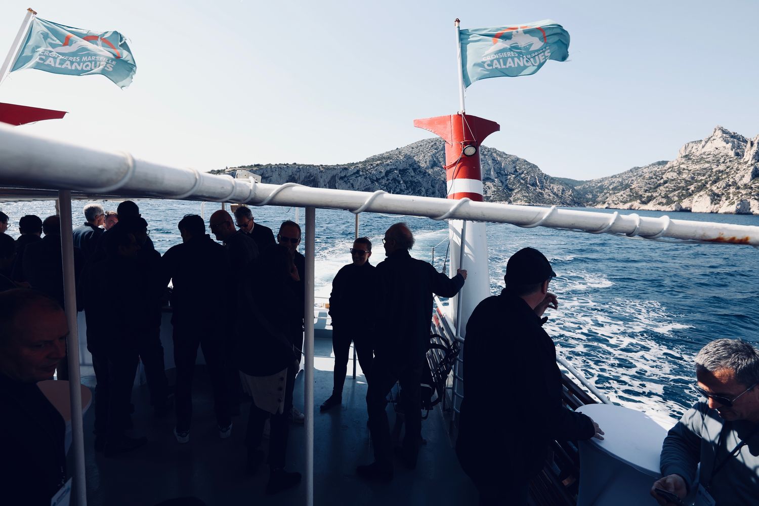 Invités sur le pont arrière d'un bateau, le long des Calanques