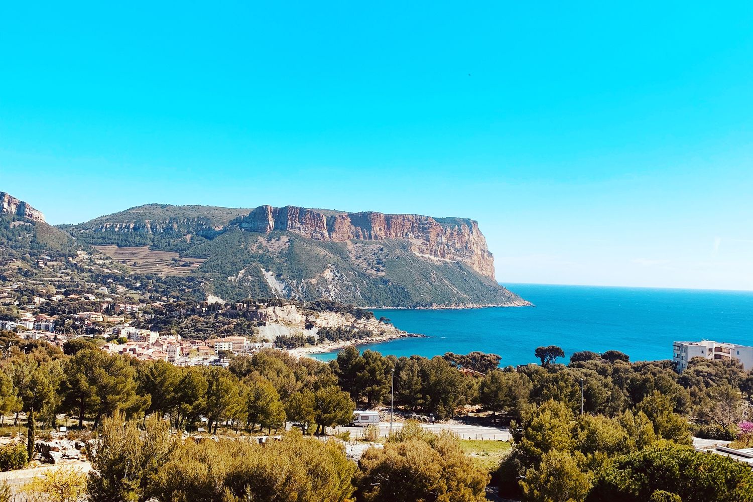 Le cap Canaille et la baie de Cassis vus depuis les hauteurs