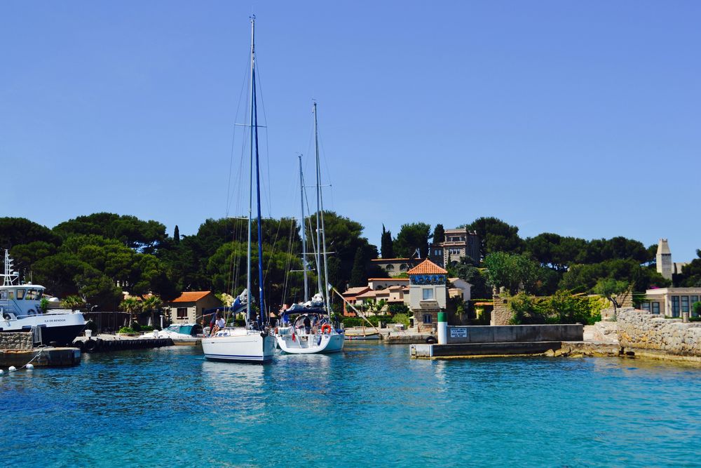 L'île de Bendor vue depuis la mer, ses pins et ses bateaux
