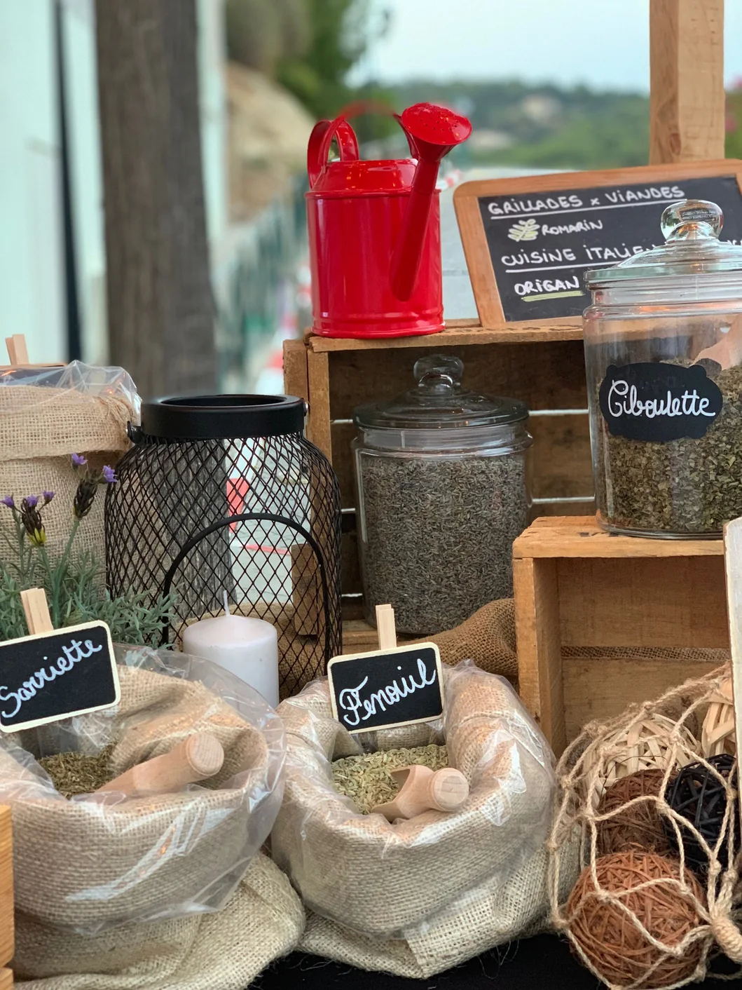 Les bocaux d'herbes de Provence et leurs ardoises